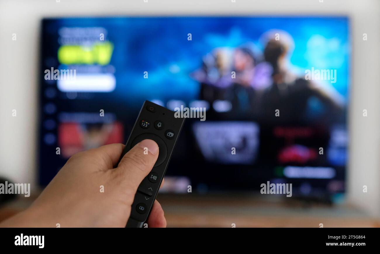 Telecomando e schermo - binge guardando il programma TV preferito Foto Stock