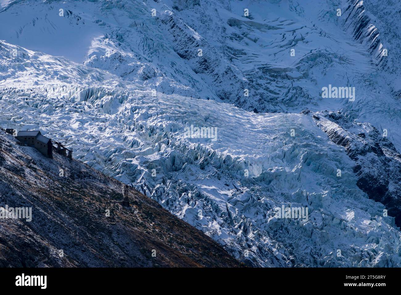 Mont Blanc Bergmassiv Blick AM 22. Oktober 2023 auf den Gletscher Glacier des Bossons, Bossons Gletscher, im Bergmassiv des Mont Blanc an der Nordflanke des Mont Blanc im Arvetal bei Chamonix a Frankreich. Charmonix Haute-Savoie Frankreich NK008237 *** massiccio montuoso del Monte bianco vista il 22 ottobre 2023 sul ghiacciaio Glacier des Bossons, ghiacciaio Bossons, nel massiccio montuoso del Monte bianco sul versante settentrionale del Monte bianco nella valle dell'Arve vicino a Chamonix in Francia Charmonix Haute Savoie Francia NK008237 credito: Imago/Alamy Live News Foto Stock