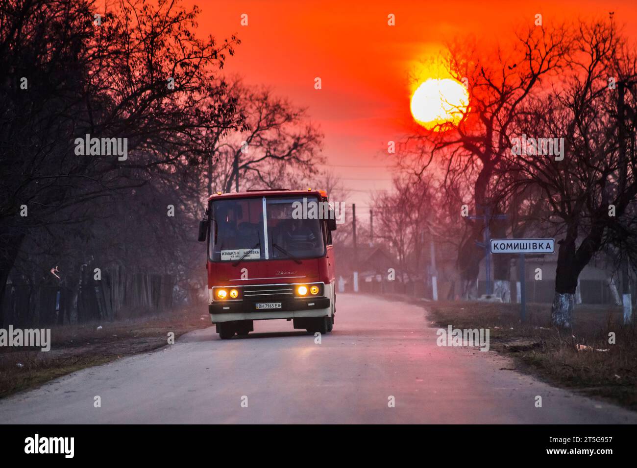 20.02.2020. Ucraina, vicino a Izmail. Ikarus 211 sulla strada pubblica. Foto Stock