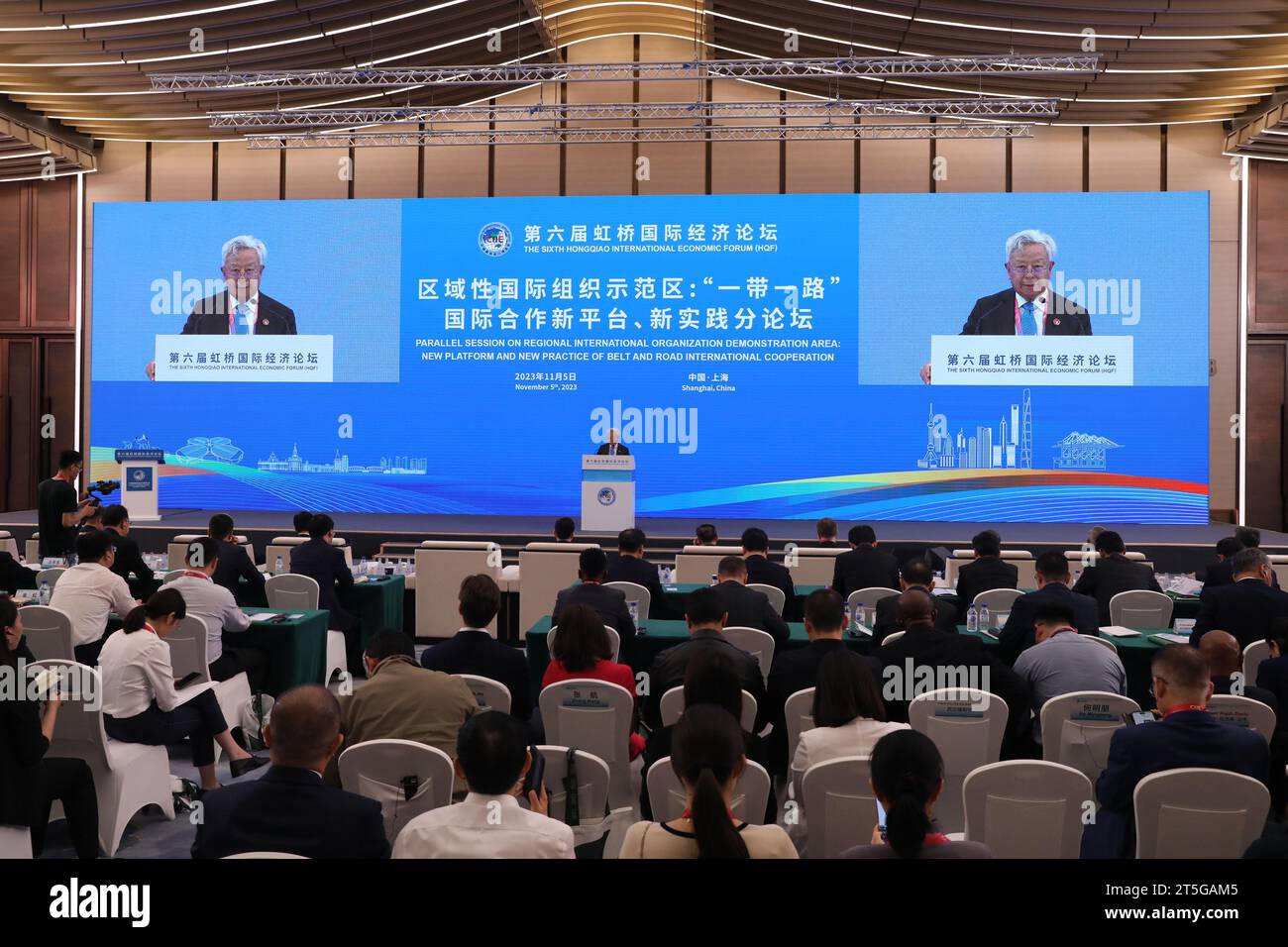 Shanghai, Cina. 5 novembre 2023. Jin Liqun, presidente della Asian Infrastructure Investment Bank (AIIB), tiene un discorso alla sessione parallela sull'area dimostrativa dell'Organizzazione internazionale regionale: New Platform and New Practice of Belt and Road International Cooperation del sesto Forum economico internazionale di Hongqiao a Shanghai, Cina orientale, 5 novembre 2023. Crediti: Jin Liwang/Xinhua/Alamy Live News Foto Stock