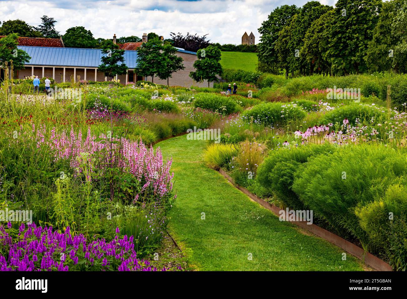 Coloratissimi confini estivi nel giardino creato dal famoso designer olandese Piet Oudolf alla Hauser & Wirth Gallery di Bruton, Somerset, Inghilterra, Regno Unito Foto Stock