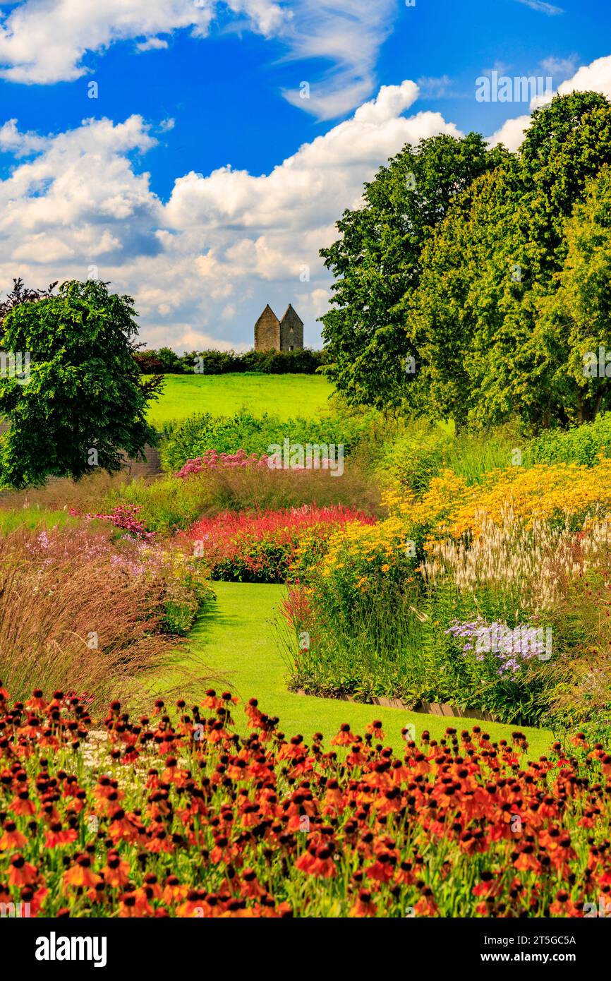 Coloratissimi confini estivi nel giardino creato dal famoso designer olandese Piet Oudolf alla Hauser & Wirth Gallery di Bruton, Somerset, Inghilterra, Regno Unito Foto Stock