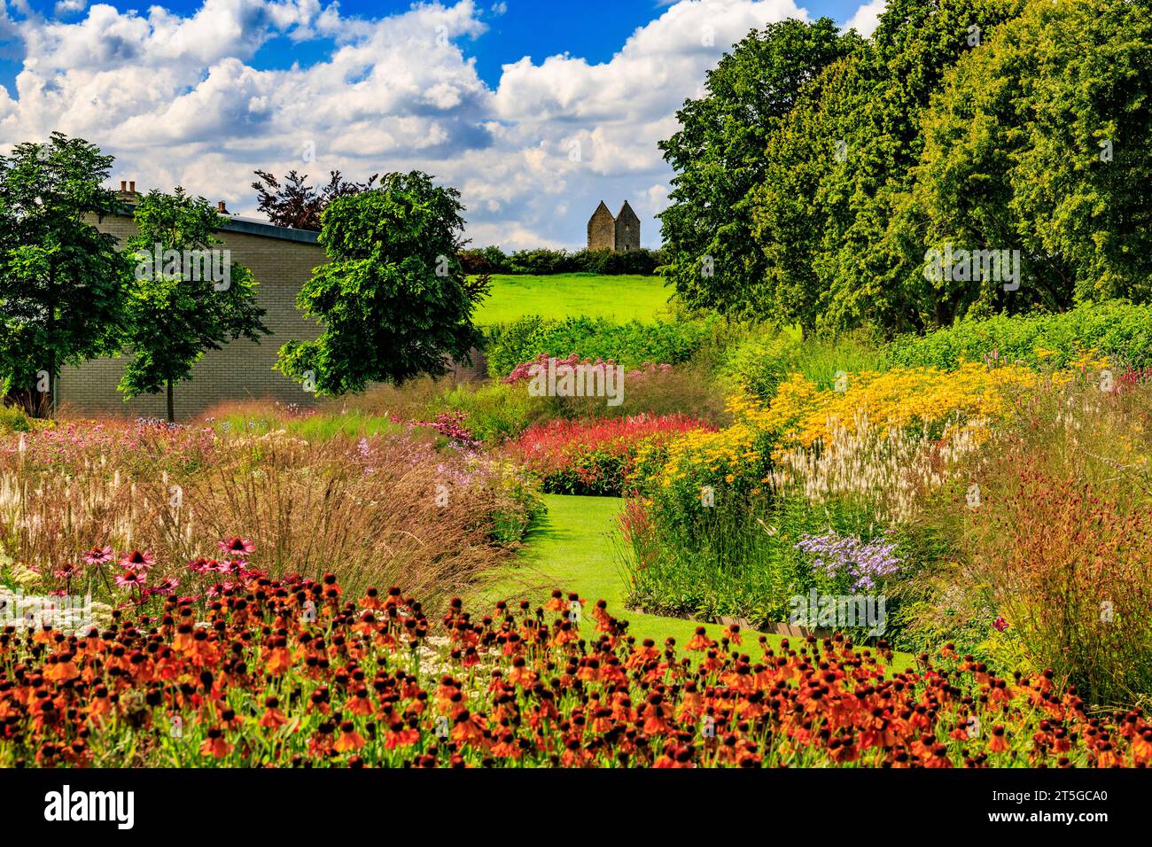 Coloratissimi confini estivi nel giardino creato dal famoso designer olandese Piet Oudolf alla Hauser & Wirth Gallery di Bruton, Somerset, Inghilterra, Regno Unito Foto Stock