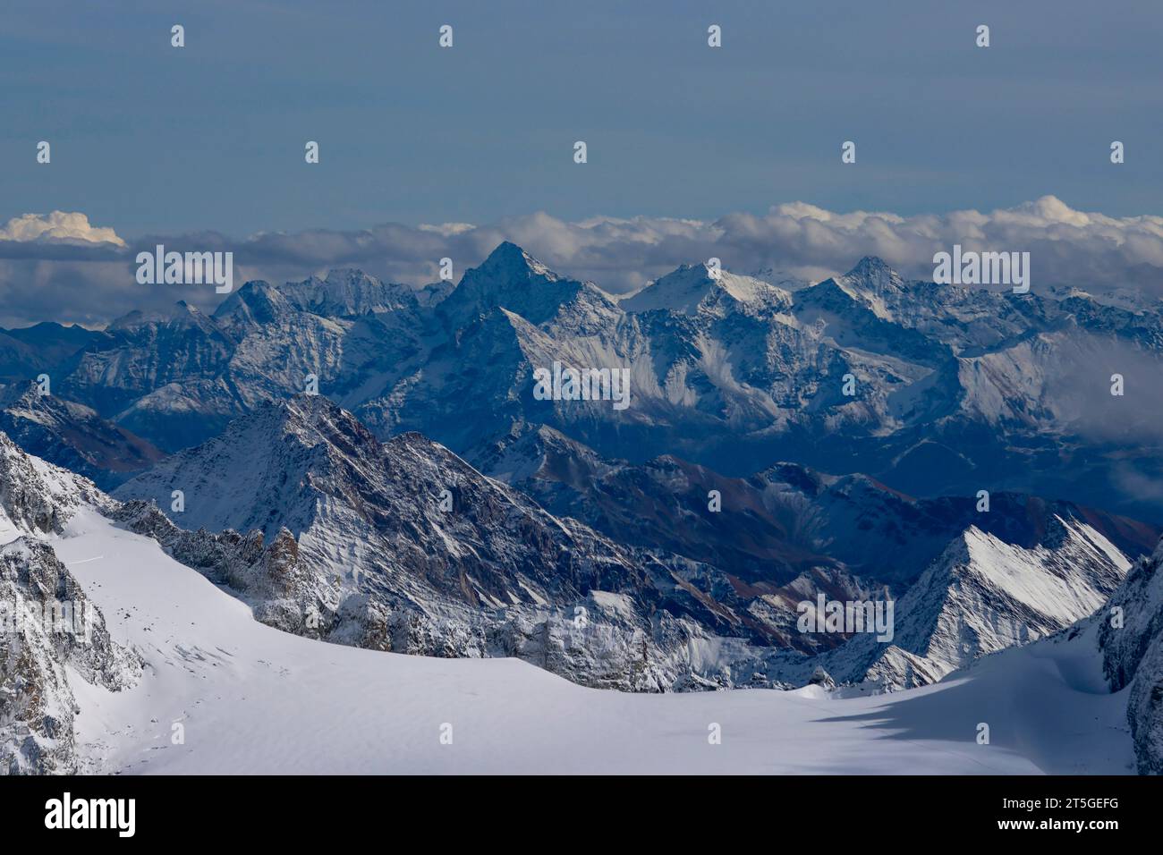 Mont Blanc Bergmassiv Blick AM 22. Oktober 2023 vom Gipfel Aiguille du Midi 3842 und der gleichnamigen Aussichtsplattform im Bergmassiv des Mont Blanc bei Chamonix in Frankreich auf die französischen und italienischen Alpen. Charmonix Haute-Savoie Frankreich NK008508 *** massiccio montano del Monte bianco Vista il 22 ottobre, 2023 dalla cima Aiguille du Midi 3842 e dalla piattaforma panoramica omonima nel massiccio montuoso del Monte bianco vicino a Chamonix in Francia alle Alpi francesi e italiane Charmonix alta Savoia Francia NK008508 credito: Imago/Alamy Live News Foto Stock