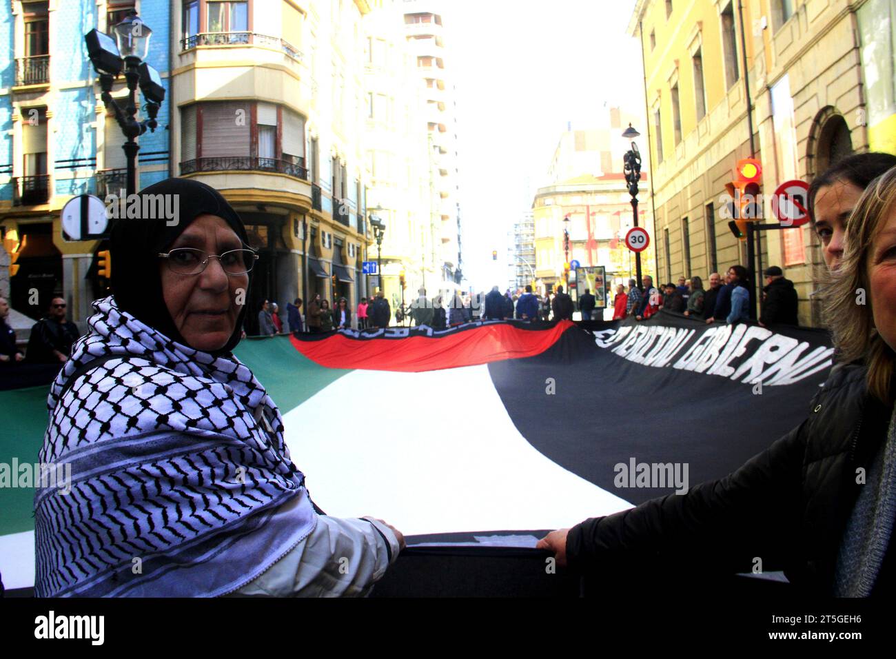 Asturie, Spagna. 4 novembre 2023. Una massiccia manifestazione a Gijon dove manifestanti con una grande bandiera palestinese chiedono un cessate il fuoco. (Immagine di credito: © Mercedes Menendez/Pacific Press via ZUMA Press Wire) SOLO USO EDITORIALE! Non per USO commerciale! Foto Stock