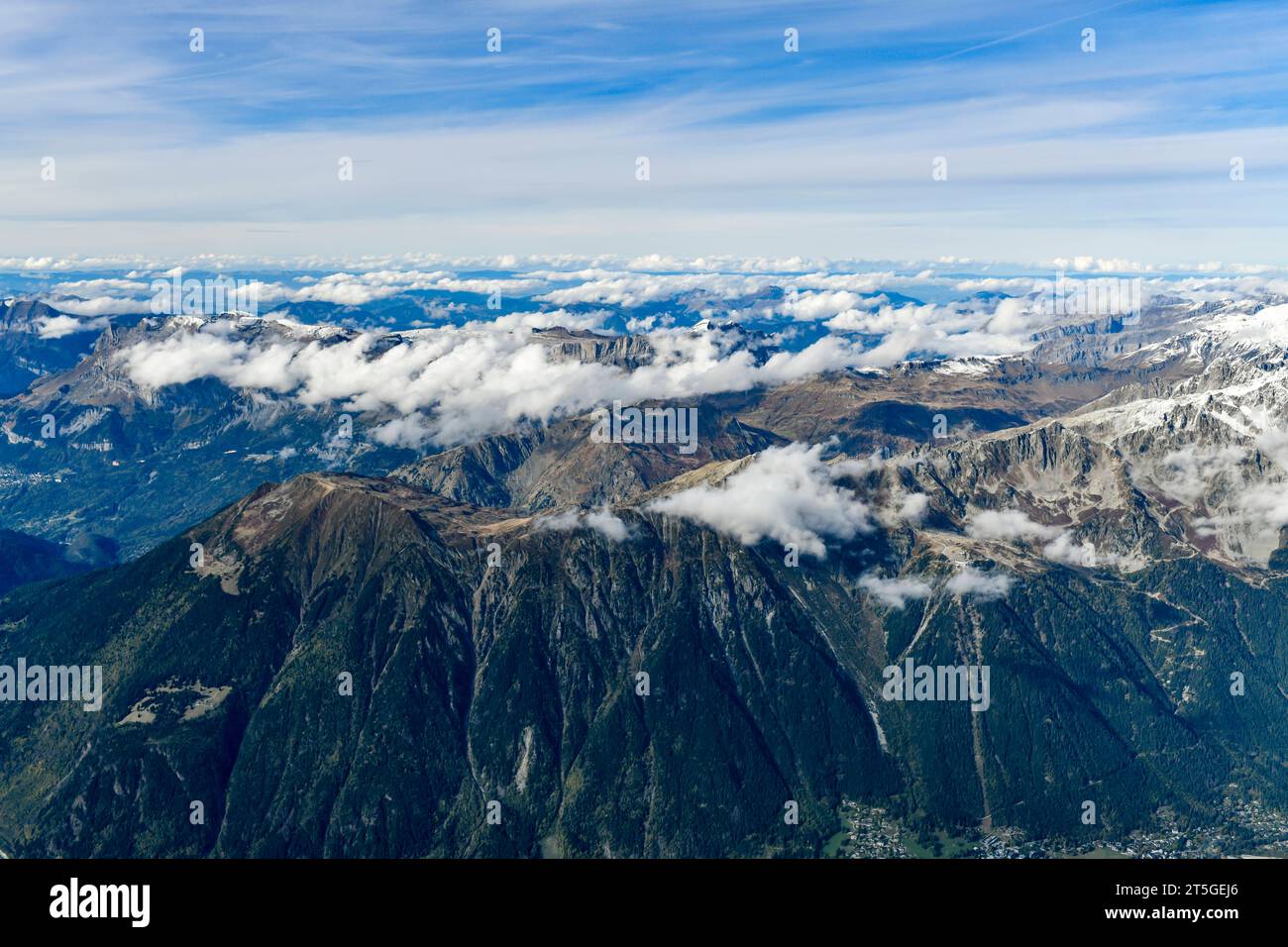 Mont Blanc Bergmassiv Blick AM 22. Oktober 2023 vom Gipfel Aiguille du Midi 3842 und der gleichnamigen Aussichtsplattform im Bergmassiv des Mont Blanc bei Chamonix in Frankreich auf die französischen und italienischen Alpen. Charmonix Haute-Savoie Frankreich  JK11519 *** massiccio montuoso del Monte bianco veduta il 22 ottobre, 2023 dalla cima Aiguille du Midi 3842 e dalla piattaforma panoramica omonima nel massiccio montuoso del Monte bianco vicino a Chamonix in Francia alle Alpi francesi e italiane Charmonix alta Savoia Francia JK11519 credito: Imago/Alamy Live News Foto Stock