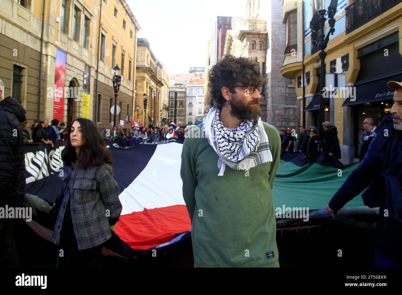 Asturie, Spagna. 4 novembre 2023. Una massiccia manifestazione a Gijon dove manifestanti con una grande bandiera palestinese chiedono un cessate il fuoco. (Immagine di credito: © Mercedes Menendez/Pacific Press via ZUMA Press Wire) SOLO USO EDITORIALE! Non per USO commerciale! Foto Stock