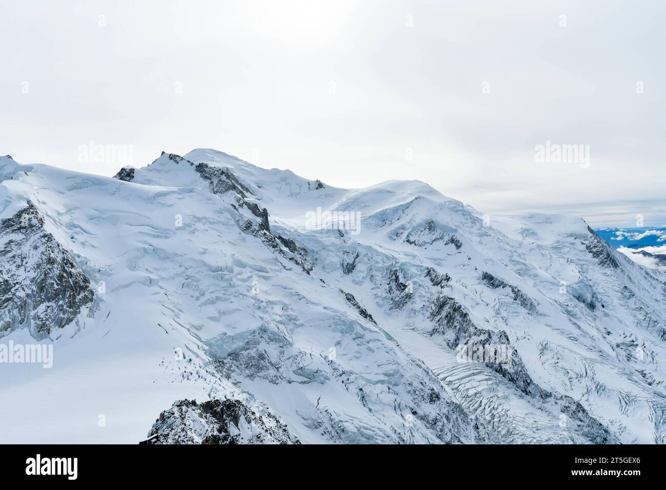 Mont Blanc Bergmassiv Blick AM 22. Oktober 2023 vom Gipfel Aiguille du Midi 3842 und der gleichnamigen Aussichtsplattform auf den höchsten Berg der Alpen, dem Mont Blanc 4805 metri. Charmonix Haute-Savoie Frankreich  JK11695 *** massiccio montuoso del Monte bianco vista il 22 ottobre 2023 dalla cima Aiguille du Midi 3842 e dalla piattaforma panoramica omonima fino alla montagna più alta delle Alpi, il Monte bianco 4805 metri Charmonix Haute Savoie Francia JK11695 credito: Imago/Alamy Live News Foto Stock