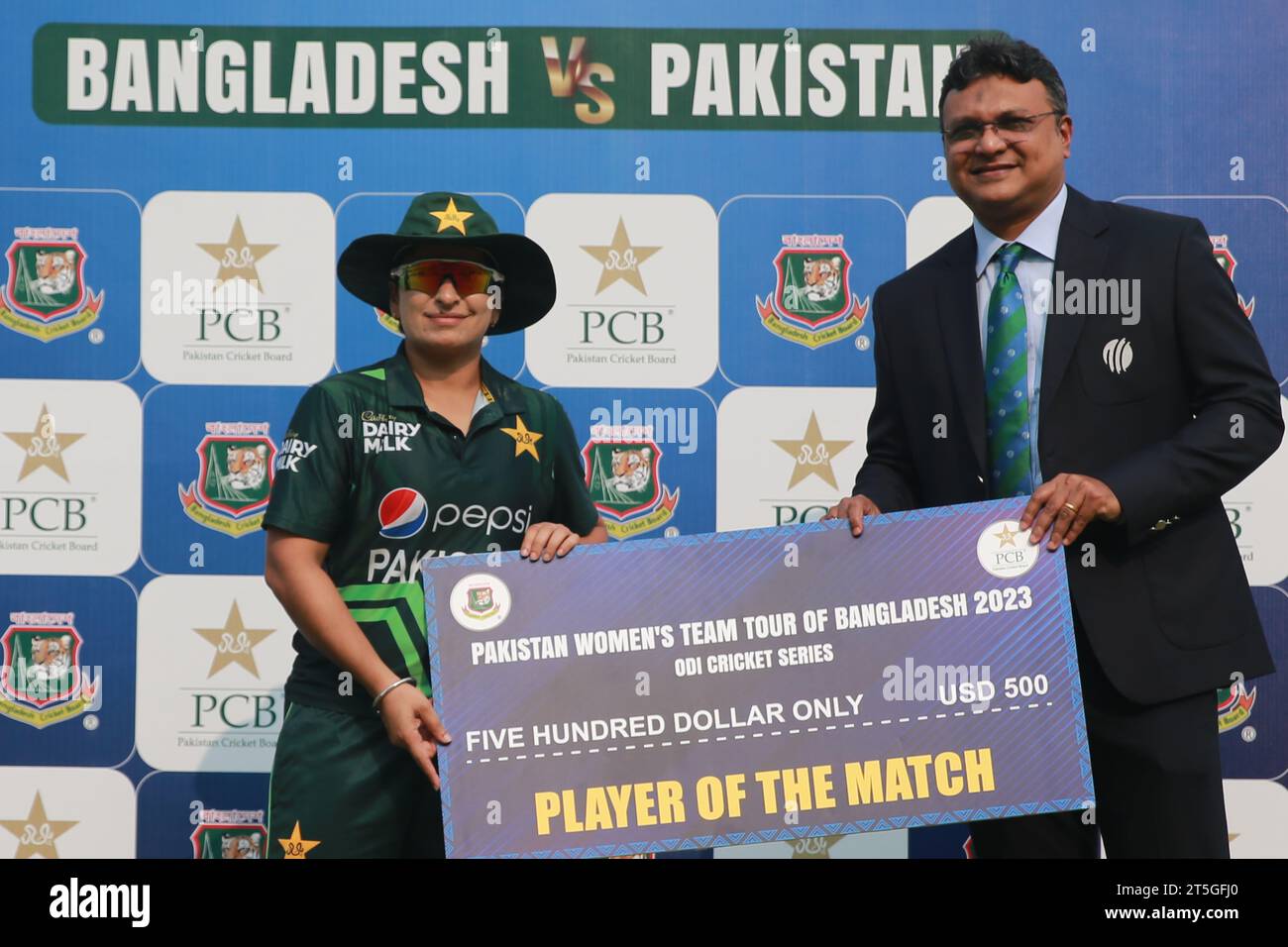 Il capitano della squadra di cricket femminile pakistana Nida Dar diventa l'uomo della partita con 35 punti e 3 wicket. Mentre gareggiavano per una vittoria a cinque wicket Foto Stock