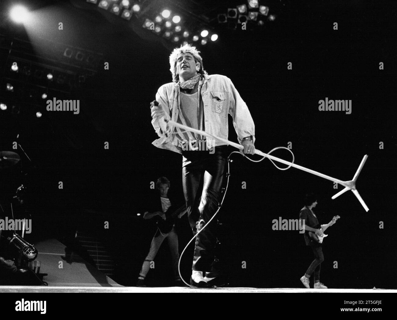 DATA RECORD NON DICHIARATA Der britische Sänger Rod Stewart in der Schleyerhalle Stuttgart in der 1980er Jahren Credit: Imago/Alamy Live News Foto Stock