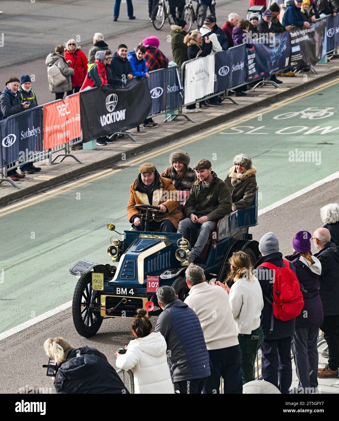 Brighton Regno Unito 5 novembre 2023 - i partecipanti saltano alla folla di Brighton durante questi anni RM Sotheby's London to Brighton Veteran Car Run per commemorare la famosa Emancipation Run del novembre 1896. Credito Simon Dack / Alamy Live News Foto Stock