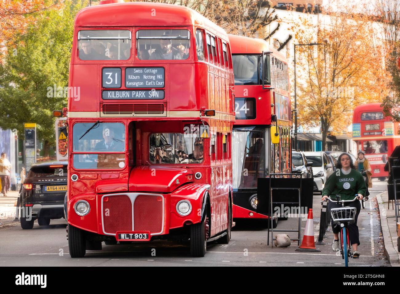 Autobus d'epoca che offrono un servizio gratuito nella zona nord di Londra il 5 novembre in aiuto dell'appello della Legione britannica Poppy. Foto Stock