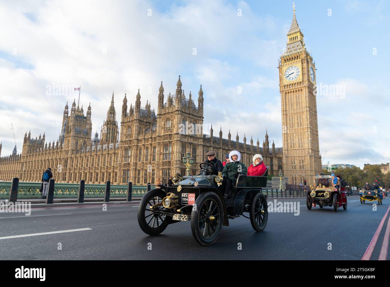 Westminster, Londra, Regno Unito. 5 novembre 2023. La corsa di auto veterane da Londra a Brighton è l'evento automobilistico più longevo al mondo, con il primo evento che si svolge nel 1896 organizzato per celebrare l'approvazione della legge che ha permesso alle "locomotive leggere" di viaggiare a velocità superiori a 4 km/h. Le auto che partecipano all'evento devono essere state costruite prima del 1905. Partendo all'alba da Hyde Park, i veicoli attraversarono Londra prima di dirigersi a sud. 1904 auto Wolseley che attraversa il ponte di Westminster Foto Stock