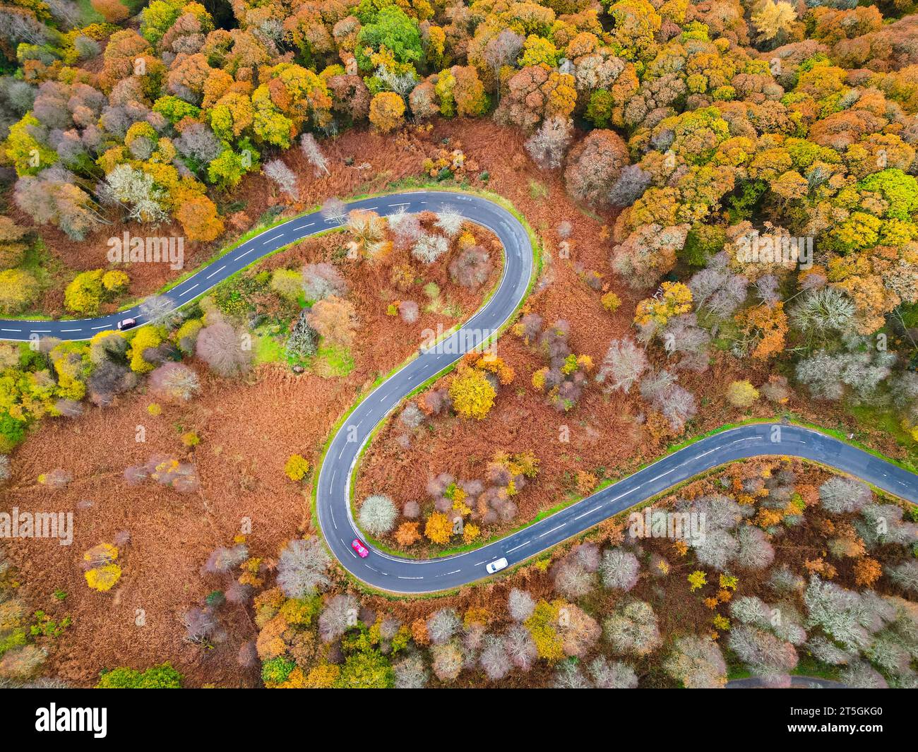 Aberfoyle, Stirling, Scozia, Regno Unito. 4 novembre 2023. Veduta aerea delle curve di S su strade tortuose sul passo del Duca nei Trossachs vicino ad Aberfoyle. Foto Stock