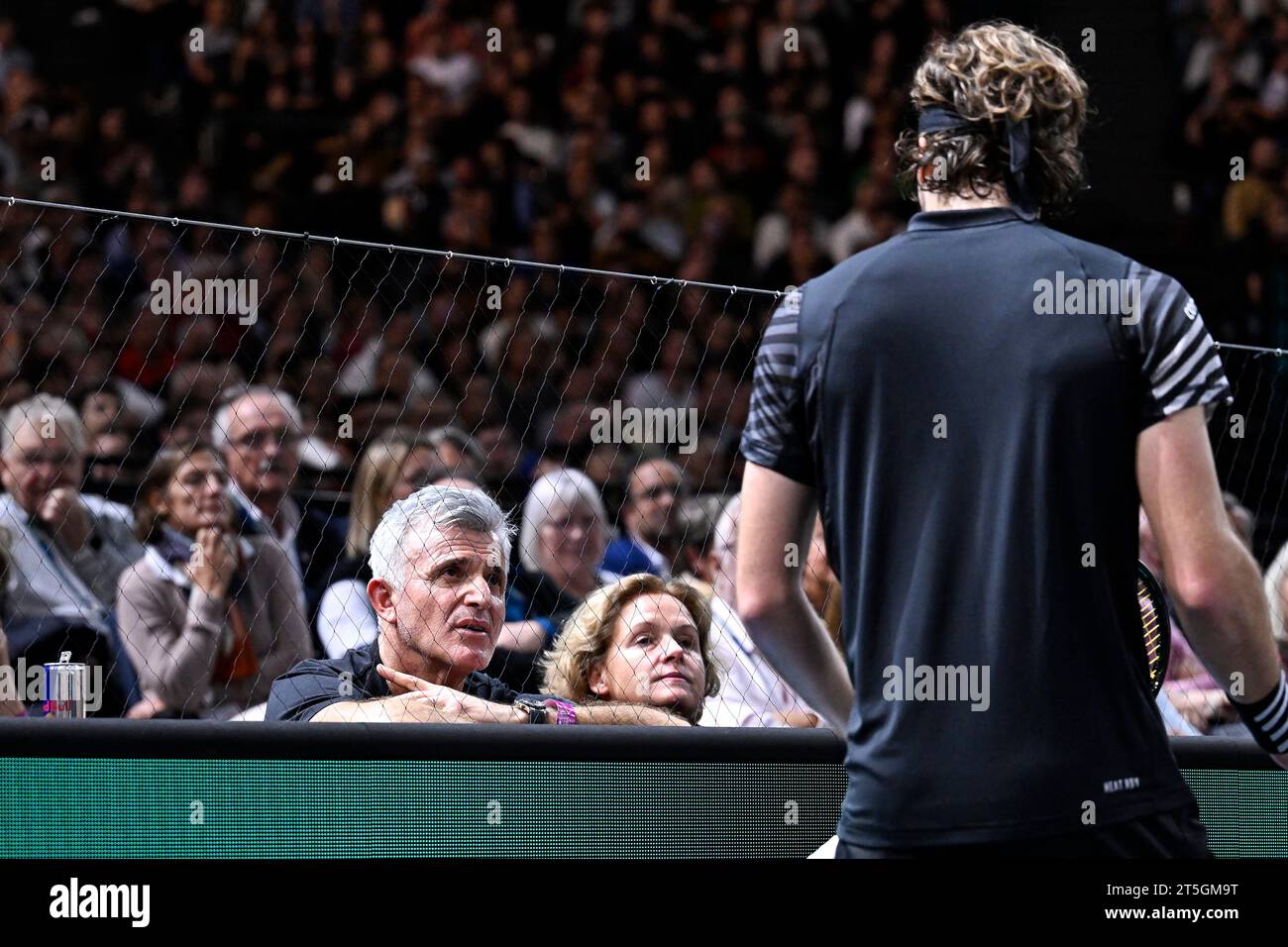 Genitori di Stefanos Tsitsipas il suo allenatore Apostolos Tsitsipas e sua madre Julia Apostoli durante il Rolex Paris Masters ATP Masters 1000 torneo di tennis maschile il 4 novembre 2023 all'Accor Arena Bercy di Parigi, in Francia. Foto di Victor Joly/ABACAPRESS.COM Foto Stock