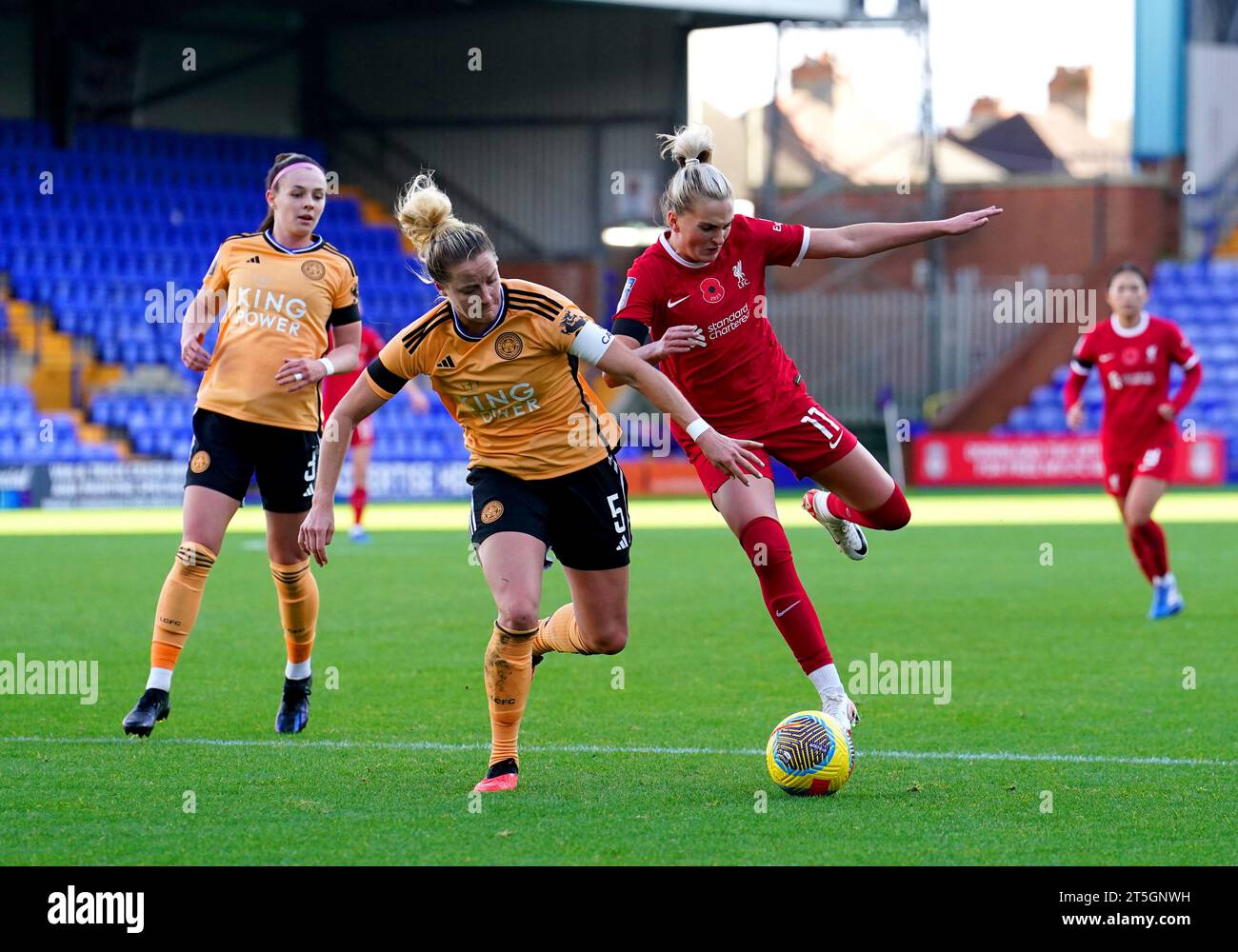 Melissa Lawley (destra) del Liverpool e Sophie Howard di Leicester City combattono per il pallone durante il Barclays Women's Super League match a Prenton Park, Birkenhead. Data foto: Domenica 5 novembre 2023. Foto Stock