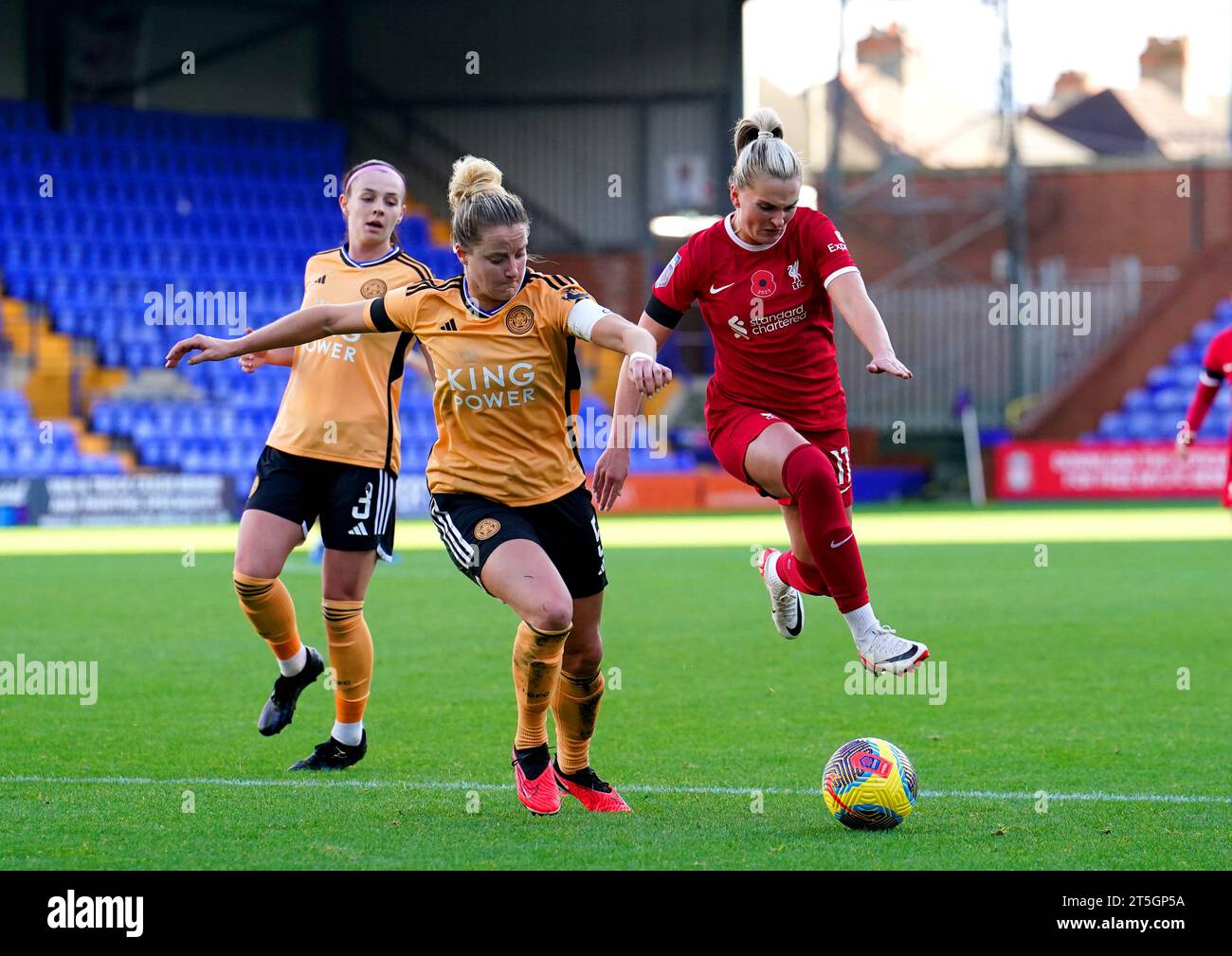 Melissa Lawley (destra) del Liverpool e Sophie Howard di Leicester City combattono per il pallone durante il Barclays Women's Super League match a Prenton Park, Birkenhead. Data foto: Domenica 5 novembre 2023. Foto Stock