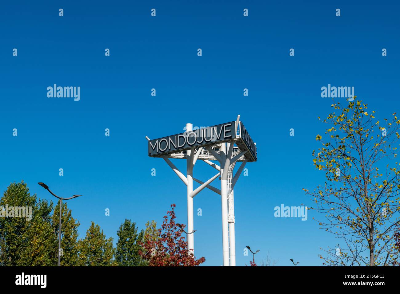 Centro commerciale Mondojuve, pronto per feste e vacanze, Italia. Italia, Vinovo, 27 ottobre 2023 Foto Stock