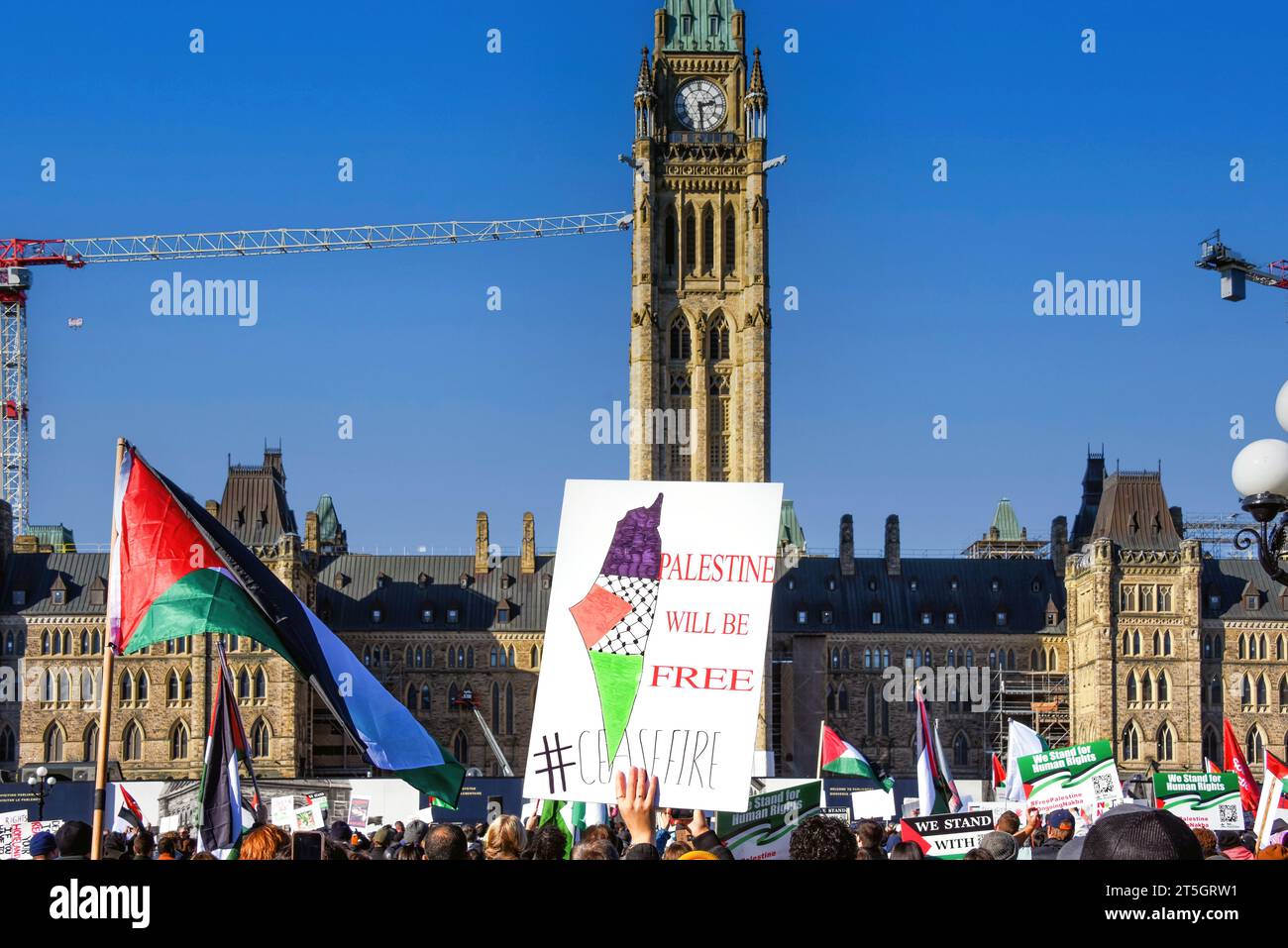 Ottawa, Canada - 4 novembre 2023: I manifestanti si riuniscono sulla Collina del Parlamento per chiedere sostegno ai residenti della Striscia di Gaza, la fine delle restrizioni agli aiuti umanitari alla zona e la richiesta di un cessate il fuoco nella guerra Israele-Hamas. La folla chiede anche al Canada di porre fine al suo sostegno all’azione militare di Israele contro Hamas. Foto Stock