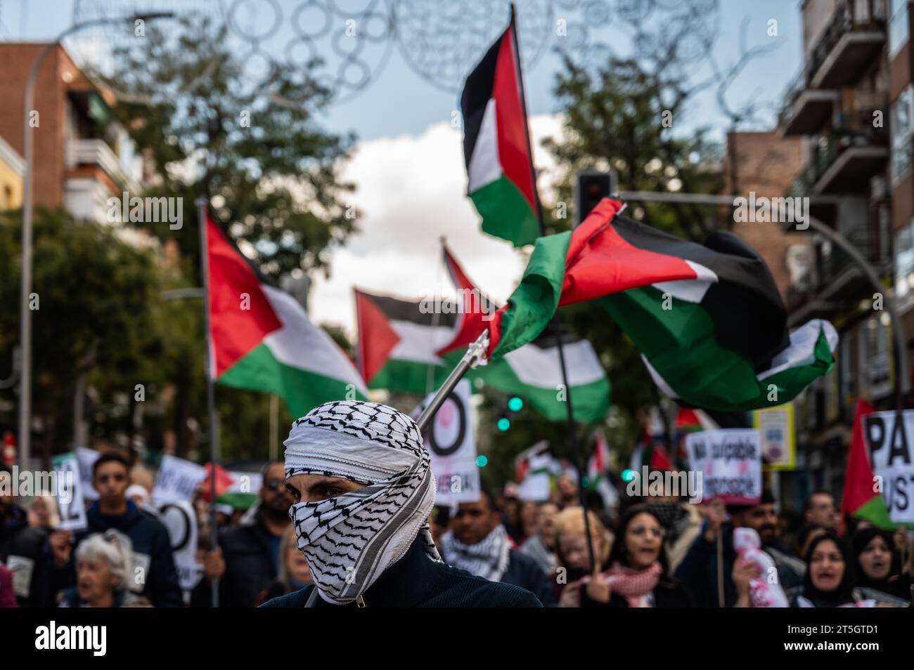 Madrid, Spagna. 5 novembre 2023. Persone che protestano durante una manifestazione a sostegno della Palestina. La comunità palestinese di Madrid è scesa nelle strade del quartiere di Vallecas per manifestare il proprio sostegno al popolo palestinese e per protestare contro gli attacchi israeliani alla Striscia di Gaza. A seguito di un attacco letale di Hamas nel sud di Israele il 7 ottobre, Israele ha effettuato intensivi attacchi aerei e una potenziale invasione terrestre sulla Striscia di Gaza. Crediti: Marcos del Mazo/Alamy Live News Foto Stock