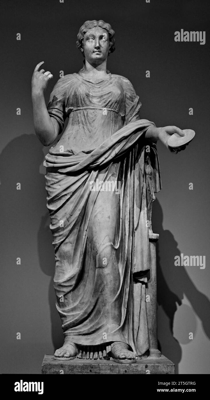 Una statua in marmo romana antica della dea Artemide che tiene una phiale, ciotola per sacrifici, scoperta a Larnaca, Cipro, databile al I secolo d.C., conservata al Museo archeologico nazionale di Napoli, Italia. Foto Stock