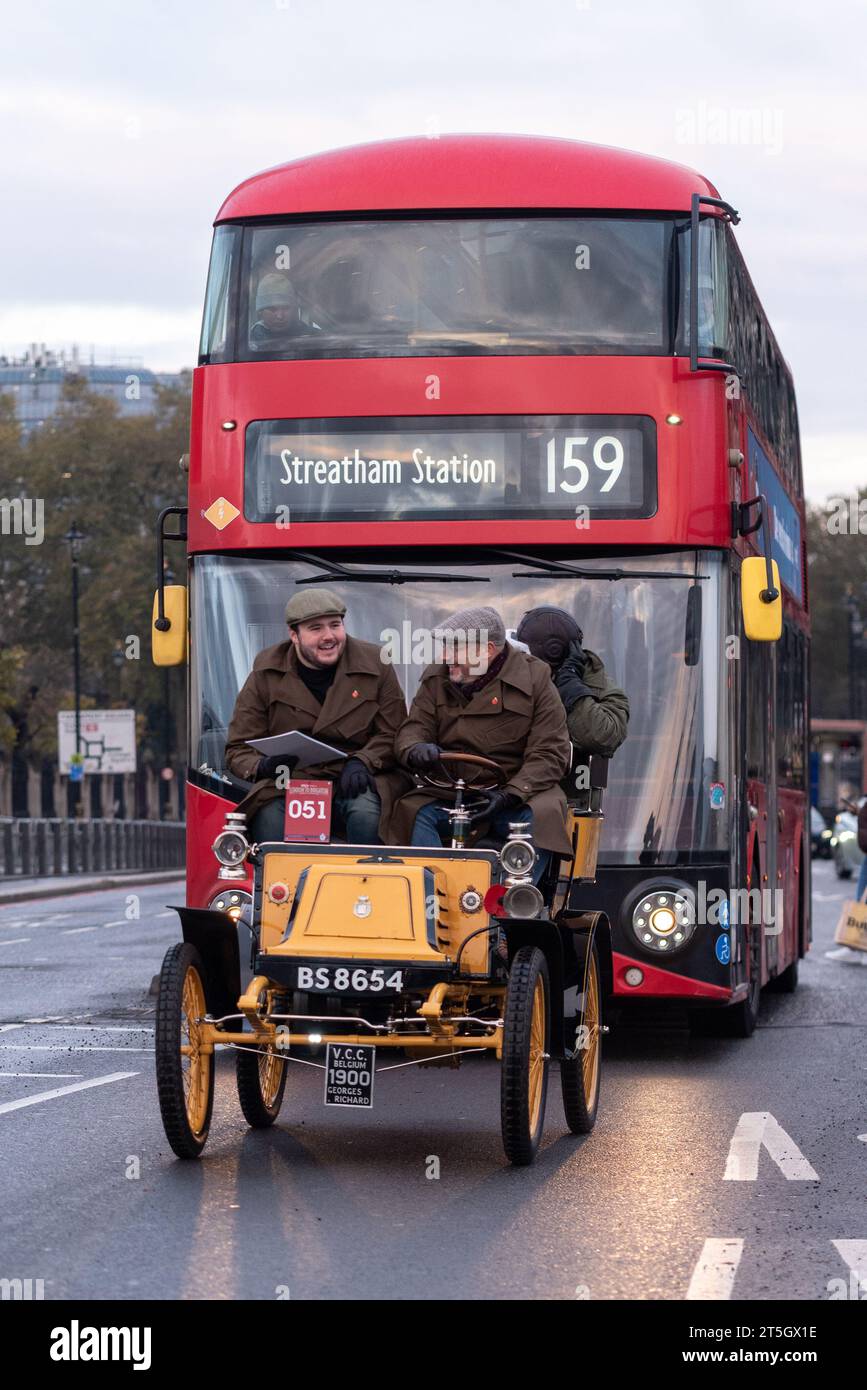 Westminster, Londra, Regno Unito. 5 novembre 2023. La corsa di auto veterane da Londra a Brighton è l'evento automobilistico più longevo al mondo, con il primo evento che si svolge nel 1896 organizzato per celebrare l'approvazione della legge che ha permesso alle "locomotive leggere" di viaggiare a velocità superiori a 4 km/h. Le auto che partecipano all'evento devono essere state costruite prima del 1905. Partendo all'alba da Hyde Park, i veicoli attraversarono Londra prima di dirigersi a sud. 1901 Georges Richard Foto Stock