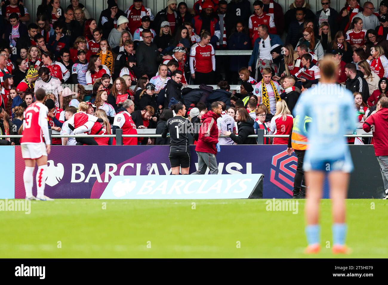 Un tifoso riceve assistenza medica nello stand durante la partita Arsenal Women FC contro Manchester City Women's Super League al Meadow Park Stadium, Borehamwood, Inghilterra, Regno Unito il 5 novembre 2023 credito: Every Second Media/Alamy Live News Foto Stock