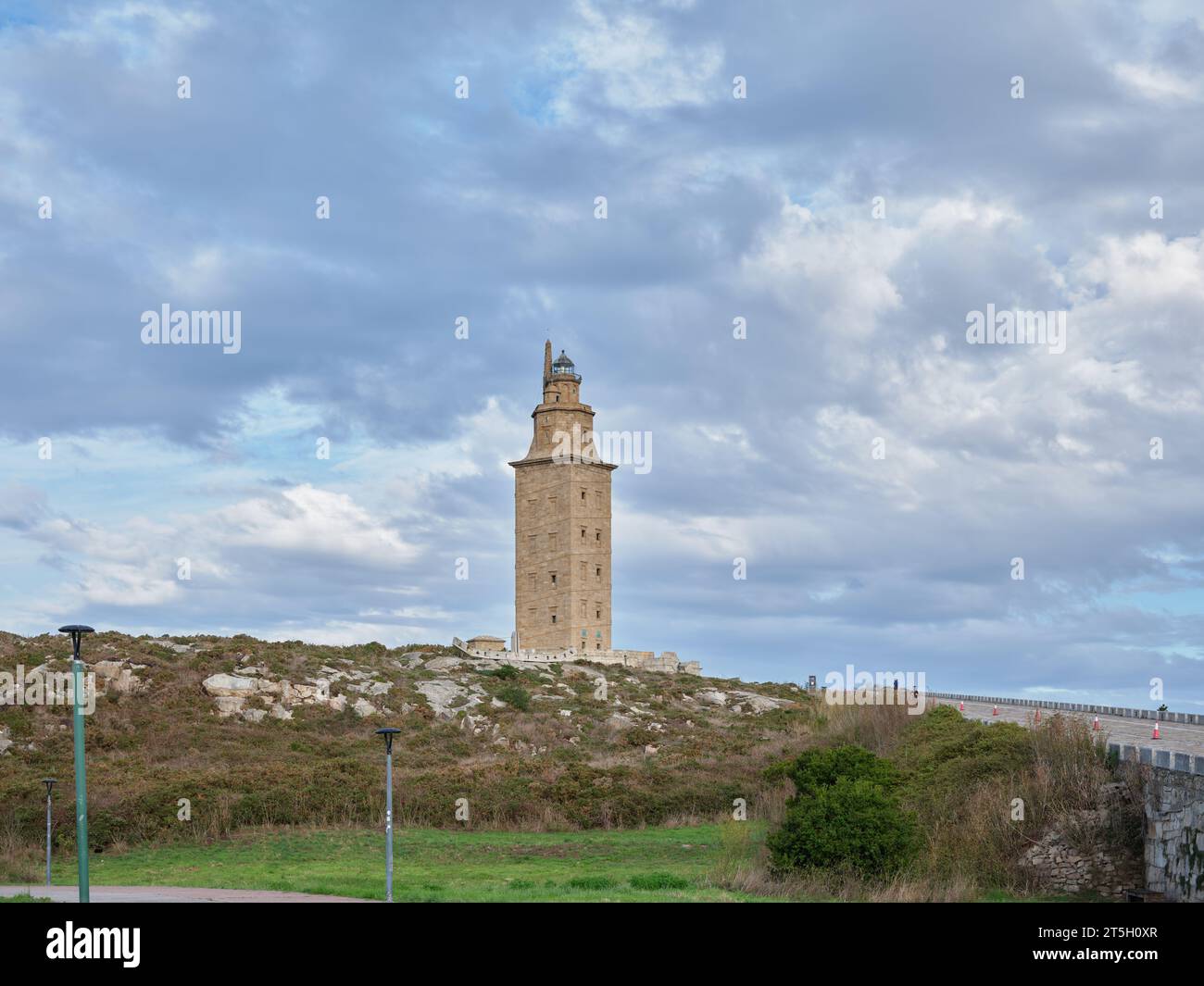 La Torre di Ercole è una torre e un faro situati su una collina sulla penisola della città di la Coruña, in Galizia. Foto Stock