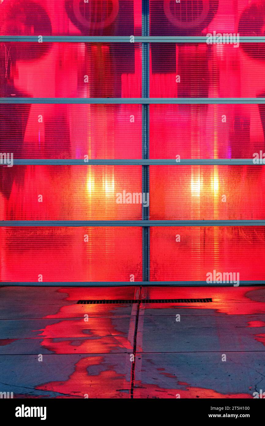 Uscita autolavaggio automatica dalla porta superiore di notte Foto Stock