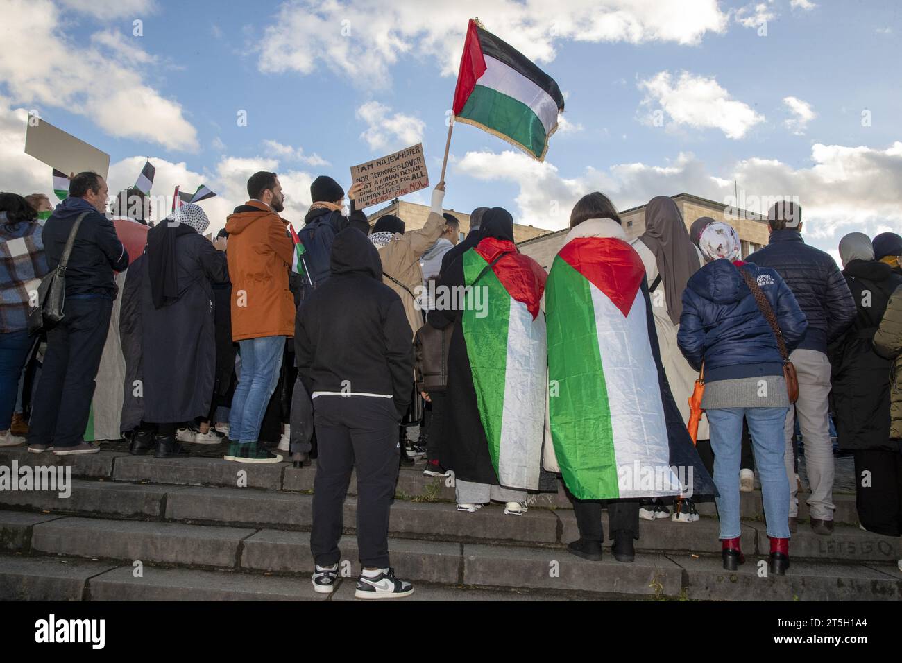 Bruxelles, Belgio. 5 novembre 2023. L'immagine illustrativa mostra una dimostrazione di solidarietà al popolo palestinese, domenica 5 novembre 2023 a Bruxelles, chiedendo un immediato cessate il fuoco nel conflitto israelo-Hamas. BELGA PHOTO NICOLAS MAETERLINCK Credit: Belga News Agency/Alamy Live News Foto Stock