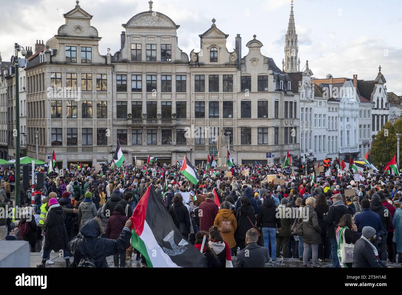 Bruxelles, Belgio. 5 novembre 2023. L'immagine illustrativa mostra una dimostrazione di solidarietà al popolo palestinese, domenica 5 novembre 2023 a Bruxelles, chiedendo un immediato cessate il fuoco nel conflitto israelo-Hamas. BELGA PHOTO NICOLAS MAETERLINCK Credit: Belga News Agency/Alamy Live News Foto Stock