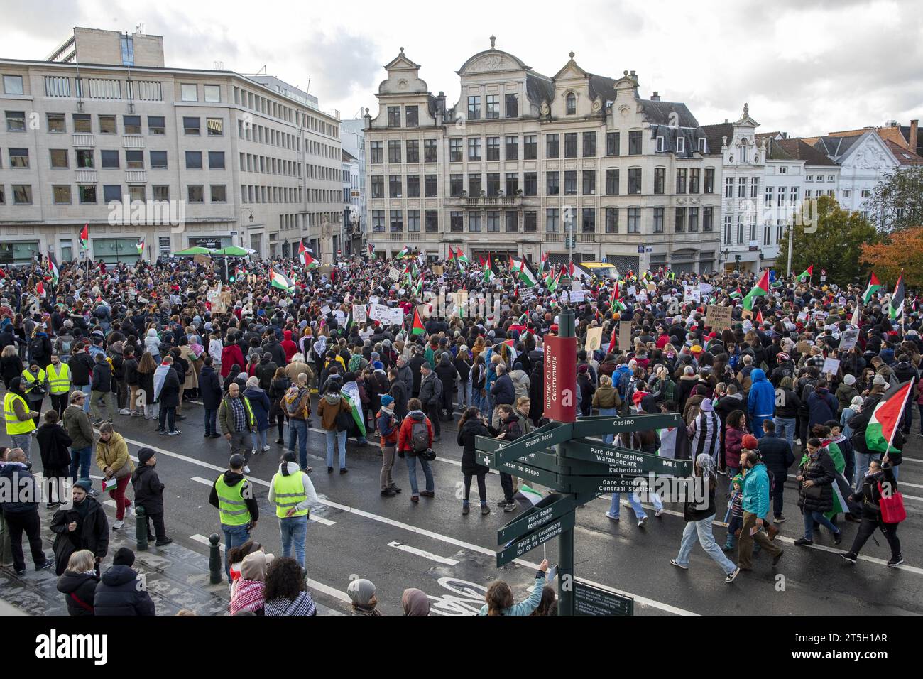 Bruxelles, Belgio. 5 novembre 2023. L'immagine illustrativa mostra una dimostrazione di solidarietà al popolo palestinese, domenica 5 novembre 2023 a Bruxelles, chiedendo un immediato cessate il fuoco nel conflitto israelo-Hamas. BELGA PHOTO NICOLAS MAETERLINCK Credit: Belga News Agency/Alamy Live News Foto Stock