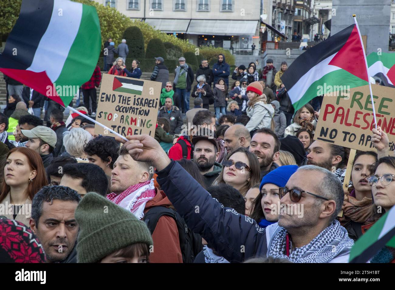 Bruxelles, Belgio. 5 novembre 2023. L'immagine illustrativa mostra una dimostrazione di solidarietà al popolo palestinese, domenica 5 novembre 2023 a Bruxelles, chiedendo un immediato cessate il fuoco nel conflitto israelo-Hamas. BELGA PHOTO NICOLAS MAETERLINCK Credit: Belga News Agency/Alamy Live News Foto Stock