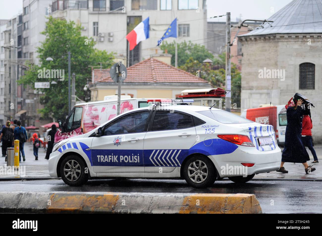 Istanbul, Türkiye. Scena di strada in un giorno di pioggia in Piazza Taksim Foto Stock