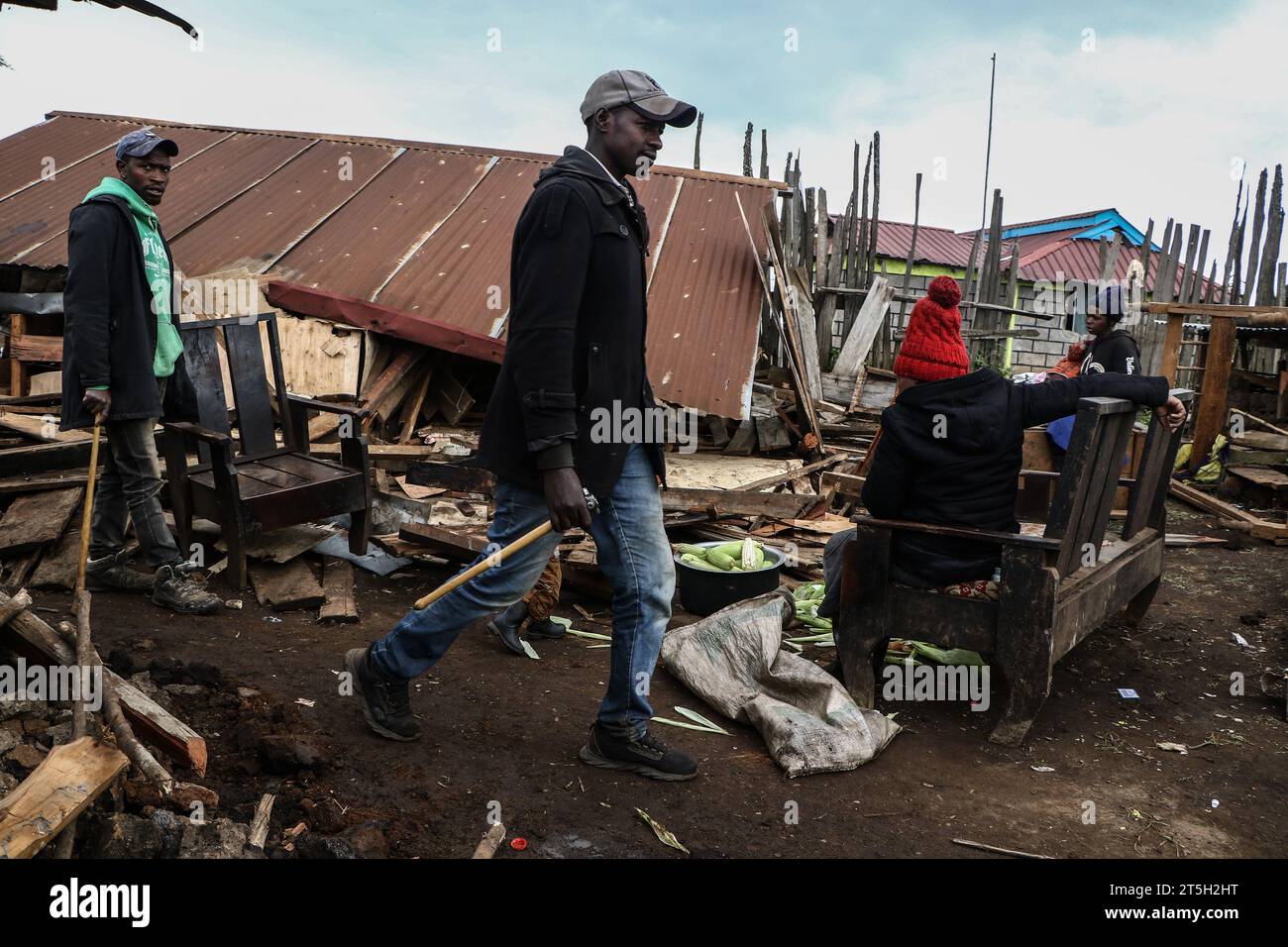 Un uomo cammina davanti a una casa parzialmente demolita a Sasimwani, nella foresta di Mau. Centinaia di persone della comunità Ogiek sono rimaste senza casa e a mordere freddo dopo che il governo del Kenya ha intrapreso un'esercitazione di sfratto per rimuovere presunti invasori della foresta di Mau. Una dichiarazione di Ogiek People’s Development Program (OPDP) ha affermato che lo sfratto delle comunità forestali viola i loro diritti umani e ha invitato il governo a fermare immediatamente l’esercizio. Foto Stock