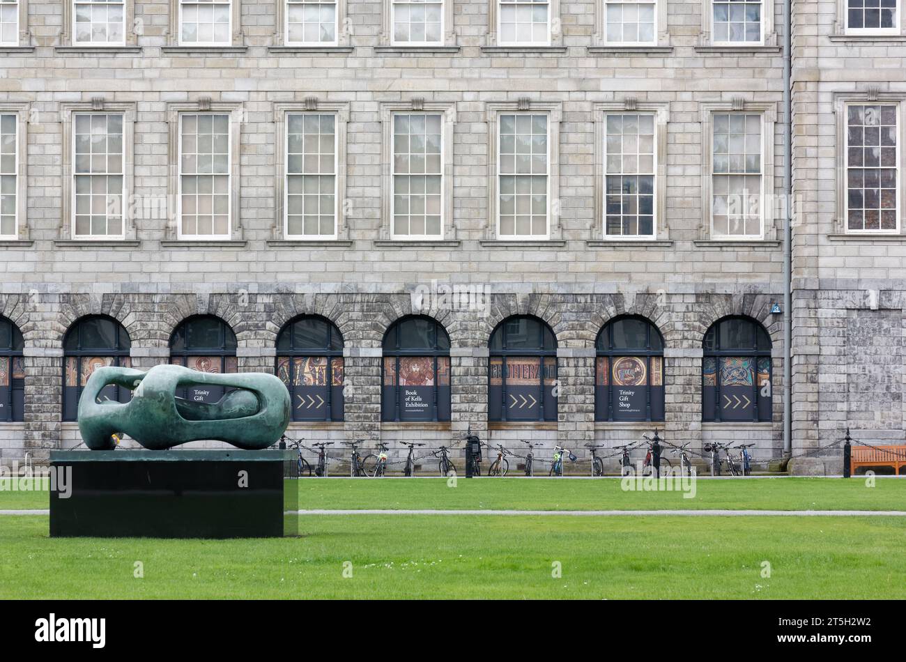 DUBLINO, Irlanda - 3 agosto 2023: Il parco del Trinity College e l'esterno del centro esposizioni Foto Stock