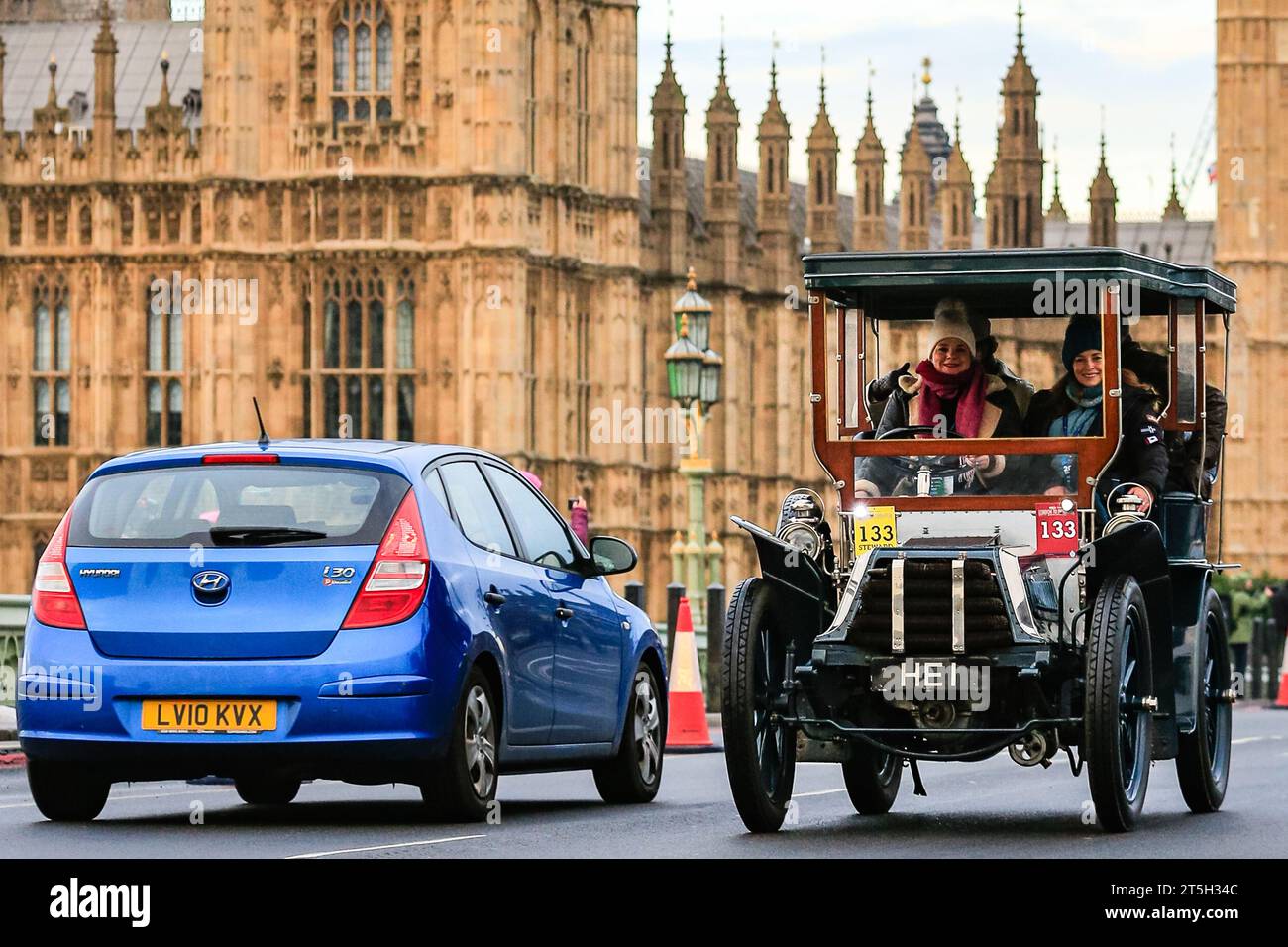 Londra, Regno Unito 5 novembre 2023. Un Napier del 1902, ora con un tetto protettivo, incontra una moderna Hyundai sul Westminster Bridge. L'RM Sotheby's London to Brighton Veteran Car Run, uno degli eventi automobilistici più longevi al mondo, parte a Hyde Park e attraversa il Westminster Bridge prima che le auto continuino il viaggio verso la costa del Sussex. Una vettura partecipante deve essere pre-1905 per prendere parte alla gara. Crediti: Imageplotter/Alamy Live News Foto Stock