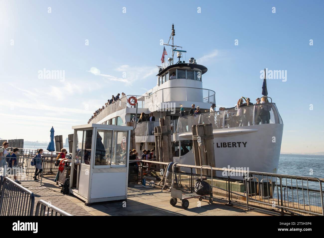 Crociera con statua, traghetto passeggeri Lady Liberty. Trasporto di turisti alla Statua della libertà da Battery Park, New York, America. Foto Stock
