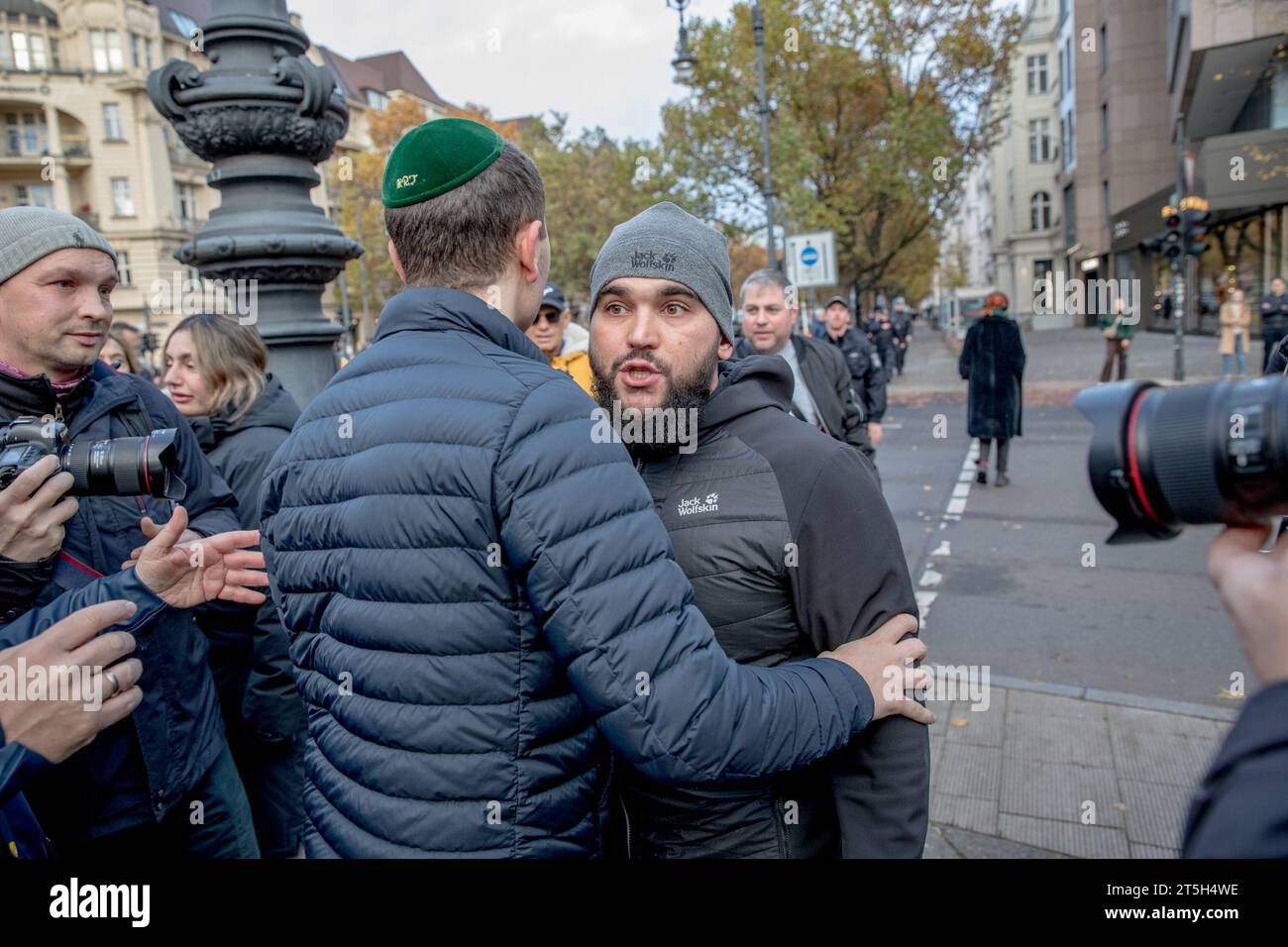 Berlino, Germania. 5 novembre 2023. In risposta rapida a una potenziale minaccia, la polizia di Berlino ha arrestato un individuo che si è avvicinato alla manifestazione pro-Israele per interrompere la processione pacifica. Crediti: ZUMA Press, Inc./Alamy Live News Foto Stock