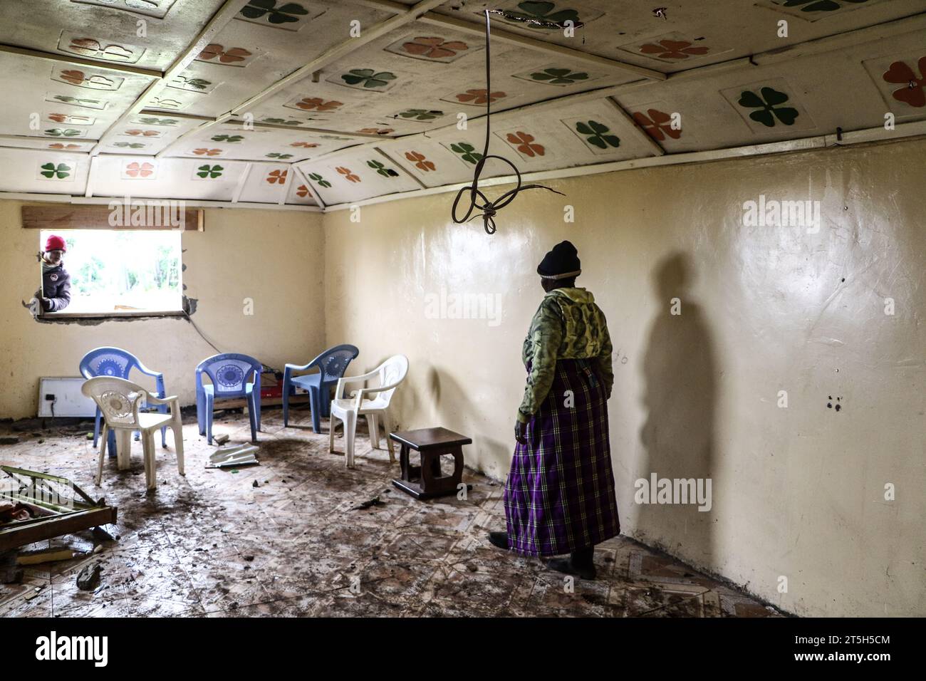 Grace Ngusilo, un membro della comunità Ogiek cammina nella sua casa parzialmente demolita a Sasimwani, nella foresta di Mau. Centinaia di persone della comunità Ogiek sono rimaste senza casa e a mordere freddo dopo che il governo del Kenya ha intrapreso un'esercitazione di sfratto per rimuovere presunti invasori della foresta di Mau. Una dichiarazione dell'Ogiek People's Development Program (OPDP) ha affermato che lo sfratto delle comunità forestali viola i loro diritti umani e ha invitato il governo a fermare immediatamente l'esercizio. (Foto di James Wakibia/SOPA Images/Sipa USA) Foto Stock