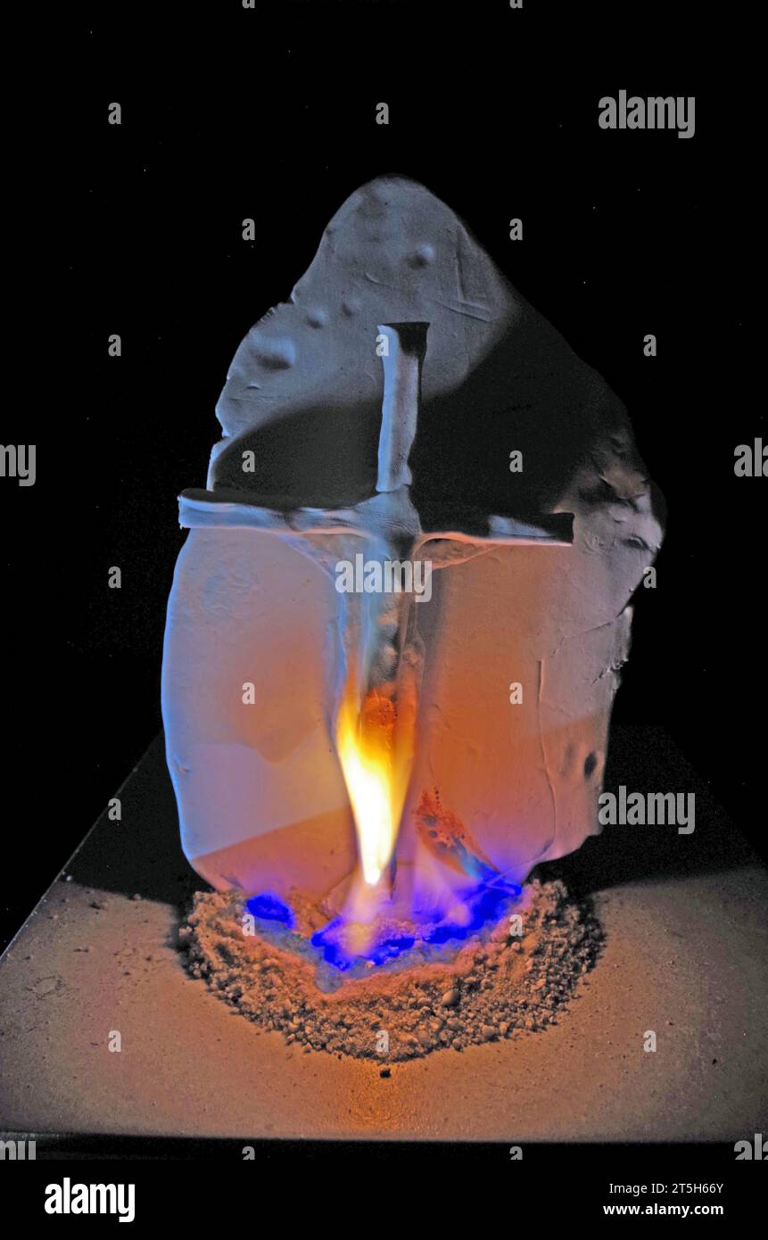 Croce cristiana in fiamme. Foto Stock