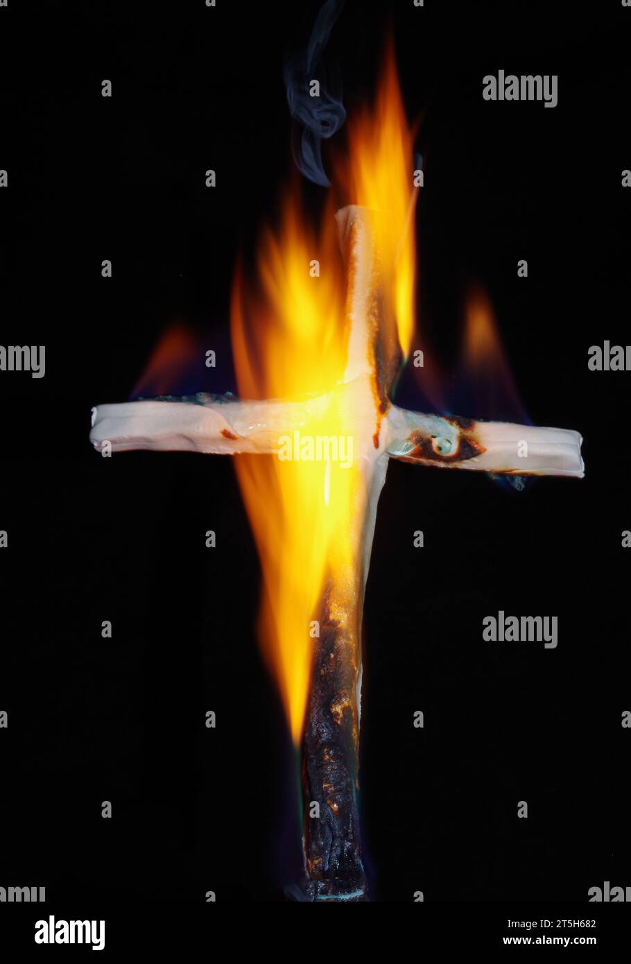 Croce cristiana in fiamme. Foto Stock