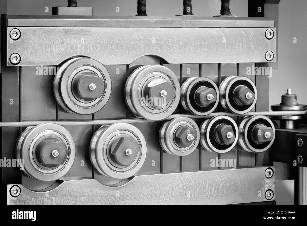 Background del concetto di lavorazione dei metalli, produzione di vergelle metalliche, linea di produzione industriale Foto Stock