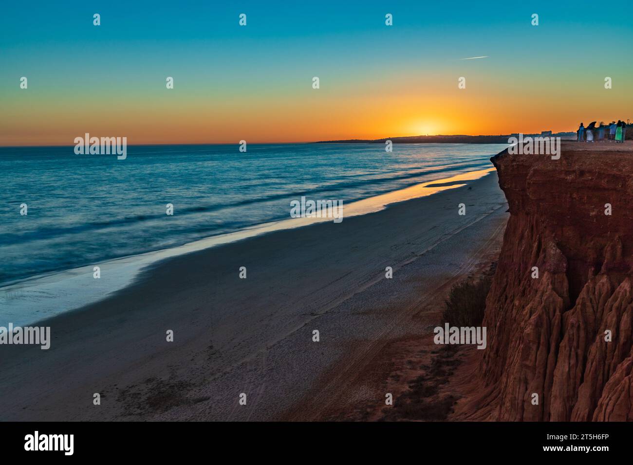 Serenità dorata: Tramonto a Praia da Falésia, Algarve, Portogallo Foto Stock