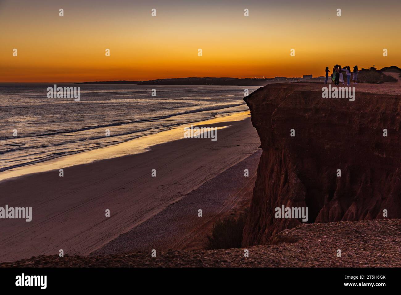 Serenità dorata: Tramonto a Praia da Falésia, Algarve, Portogallo Foto Stock