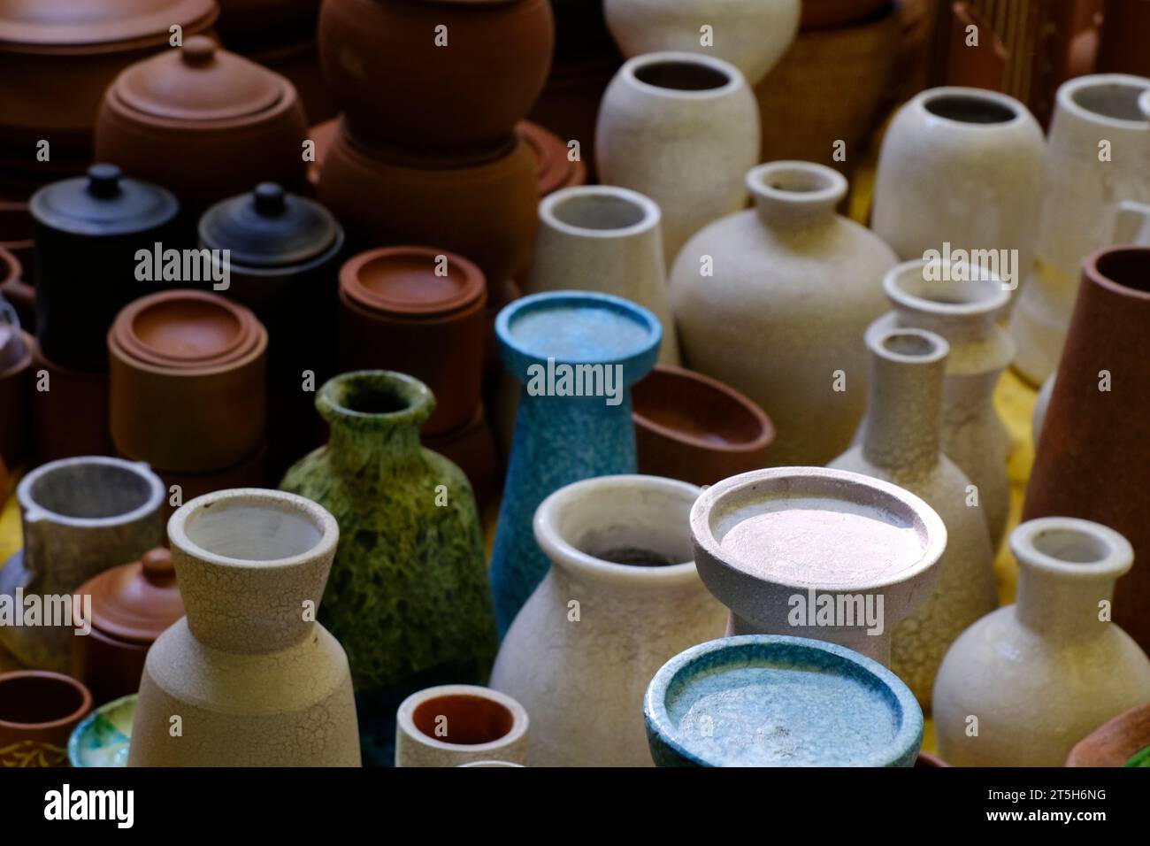 Piatti fatti a mano e articoli da servire in vendita a Pune, India, mercato di strada. Bellissime stoviglie in ceramica che vendono sul mercato. Foto Stock