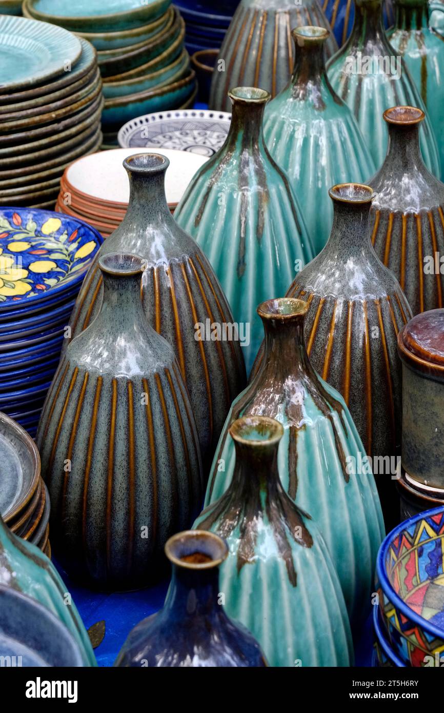 Piatti fatti a mano e articoli da servire in vendita a Pune, India, mercato di strada. Bellissime stoviglie in ceramica che vendono sul mercato. Foto Stock