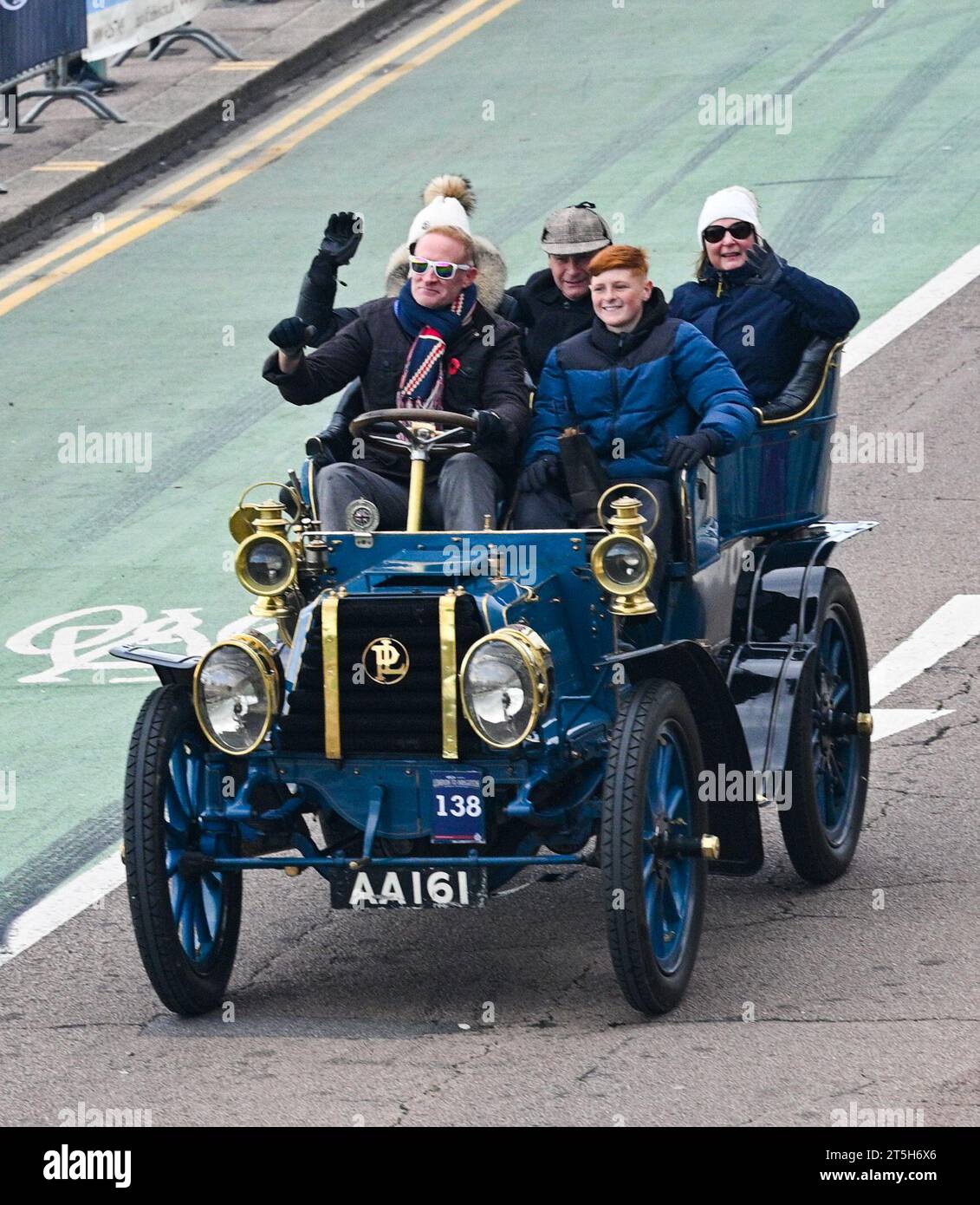 Brighton Regno Unito 5 novembre 2023 - i partecipanti saltano alla folla sul lungomare di Brighton durante questi anni RM Sotheby's London to Brighton Veteran Car Run per commemorare la famosa corsa di emancipazione del novembre 1896. Credito Simon Dack / Alamy Live News Foto Stock