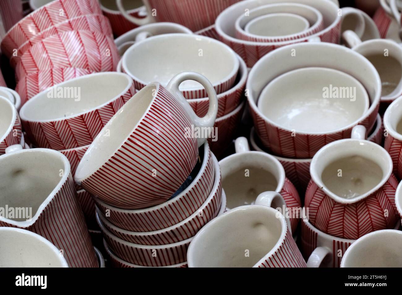 Piatti fatti a mano e articoli da servire in vendita a Pune, India, mercato di strada. Bellissime stoviglie in ceramica che vendono sul mercato. Foto Stock