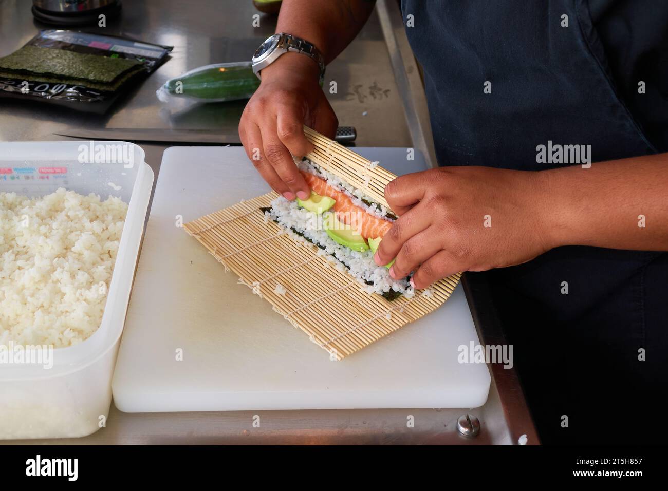 Chef sul superyacht che prepara sushi. Foto Stock